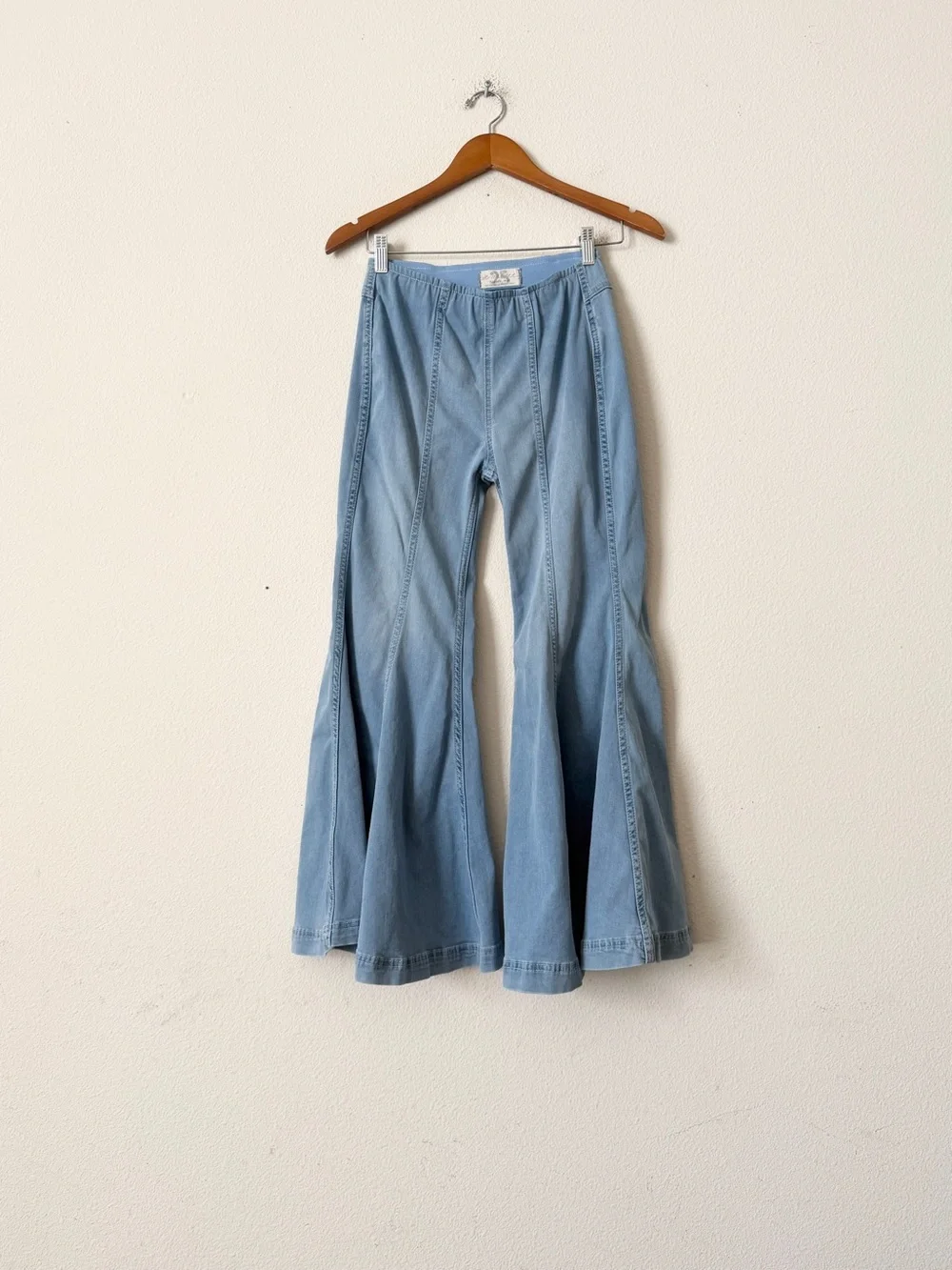 Free People SIZE 25 Cha Cha Flare cropped length stretchy jeans in light wash